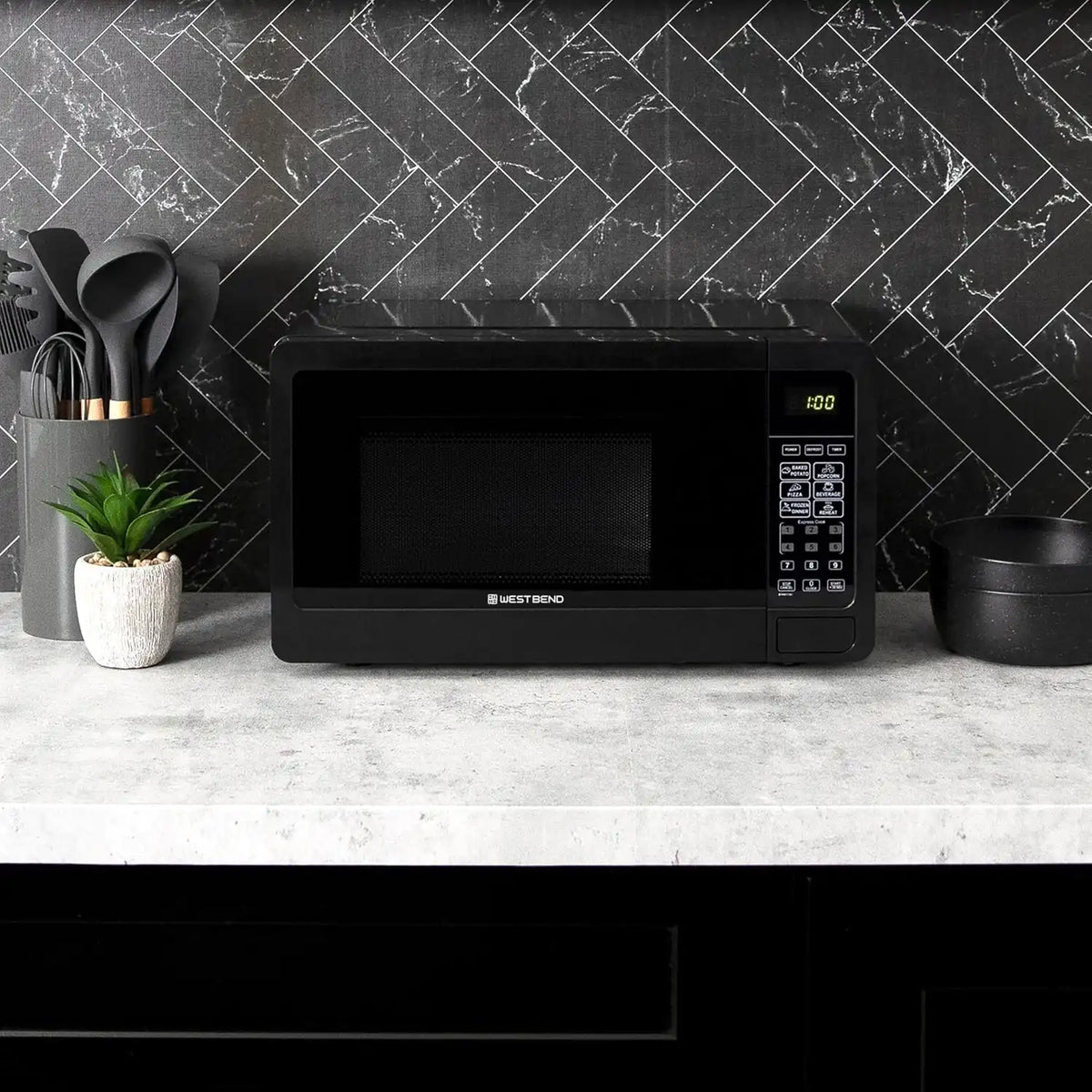 West Bend Microwave Oven, 0.7 Cu.Ft., 700-Watts, in Black Finish
