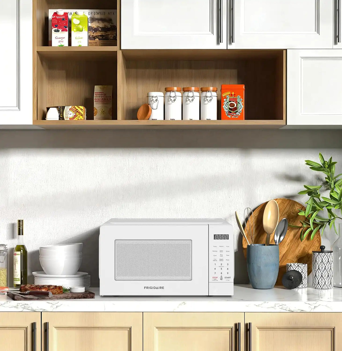 Frigidaire, 0.7 Cu Ft Compact Countertop Microwave Oven, 700W, White